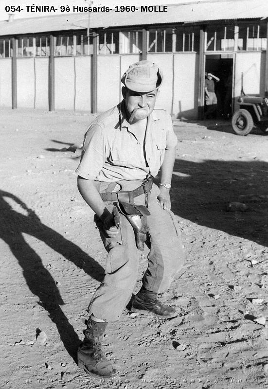 054- Tenira- Un tireur- 9e Hussards- 1960- Molle chauffeur du capitaine Perret.jpg